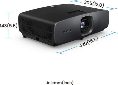 Вид отпред на черен видеопроектор BenQ W2720i, странична решетка, предна леща, кръгли бутони, указани размери