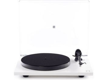 Πικάπ hi-fi Rega Planar 1 Plus σε ματ λευκό χρώμα με ορθογώνια βάση, κυκλικό μαύρο πλατό, μαύρο βραχίονα ανάγνωσης και διάφανο καπάκι.