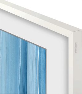 Cornice per televisore Samsung The Frame bianca, primo piano su un angolo con logo laterale e schermo blu