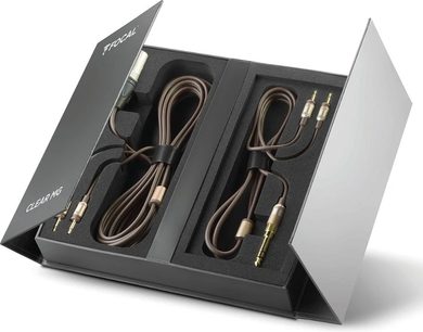 Căști hi-fi deschise Focal Clear MG într-o cutie neagră deschisă, vedere frontală în picaj, cu cabluri și adaptoare