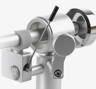 Hliníkové raménko gramofonu ClearAudio Satisfy Kardan z broušeného hliníku, detailní boční pohled na bílém pozadí