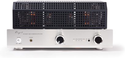 Amplificador integrado estéreo a válvulas Cayin CS-300A prata, vista frontal, painel em alumínio escovado com grande botão de volume central, pequeno botão de alimentação retroiluminado e entrada para fones de ouvido à esquerda, seletor rotativo e indicadores luminosos à direita, tampa superior preta perfurada deixando as válvulas à mostra