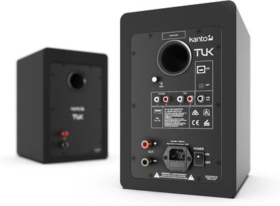Boxă inteligentă Kanto TUK neagră, cu carcasă cubică mată și panou spate metalic, vedere din spate în prim-plan, evidențiind portul bass-reflex circular, borna de alimentare, porturile RCA, USB și optic, întrerupătorul de alimentare