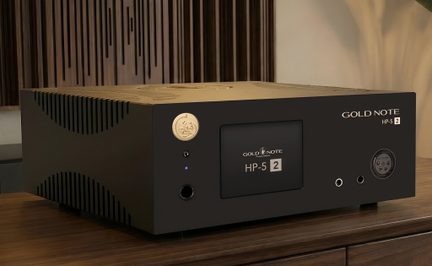 Gold Note HP-5 2 hodetelefonforsterker svart sett fra trekvart vinkel med sentral skjerm og front i aluminium