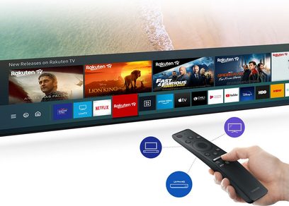 Samsung QE85Q950TS-televisie met Rakuten TV-interface met thumbnails van films en series, afstandsbediening op de voorgrond