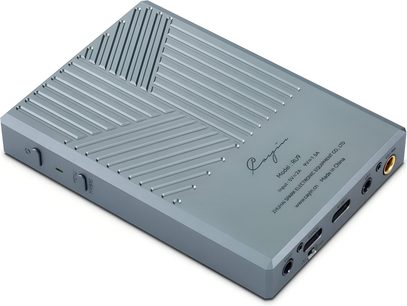 Bærbar lydkonverter Cayin RU9 i metallisk grå, vist i en tredjedels perspektiv, rektangulært metalhus med diagonale rillemønstre, sider udstyret med knapper, drejeknap, grøn LED og hovedtelefonudgange, hvoraf en er omkranset af guld