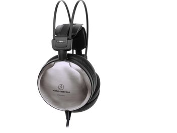 Audio-Technica ATH-A2000Z lukkede kablede hi-fi hovedtelefoner set fra siden, venstre øreklok i børstet sølvmetal med logo, dobbeltbåndet sort hovedbøjle og tykke sorte kunstlæderørepuder