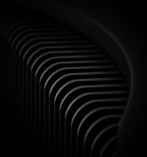 Lignes courbes concentriques noires sur fond noir, formant un motif abstrait rappelant des ondes sonores