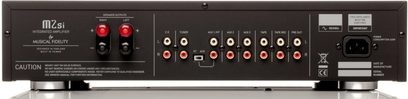 Sølvfarget Musical Fidelity M2si stereoforsterker sett bakfra med RCA-kontakter, høyttalerutganger og strøminntak