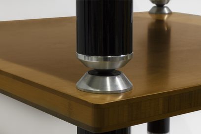 Hi-Fi мебел Norstone Design Stäbbl HIFI бамбук. Дървен плот, цилиндрични метални крака. Близък план на крак
