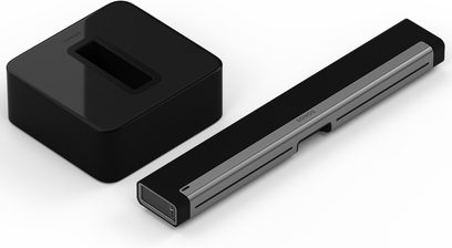 Mat sort Sonos Playbar lydbjeælke og firkantet sort SUB basrør på hvid baggrund