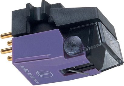 Czarna i fioletowa wkładka gramofonowa Audio Technica AT440MLB, widok z tyłu pod kątem 3/4, z uchwytem wkładki i 4 złoconymi stykami