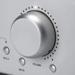 Bryston BR-20 stereoförförstärkare närbild på volymratt i silverfärgad aluminium med mute-knapp och RCA2-knapp