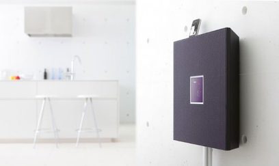 Yamaha RESTIO ISX-800 lilla, trådløs højttaler, set forfra og fra siden, på et hvidt bord i et rum