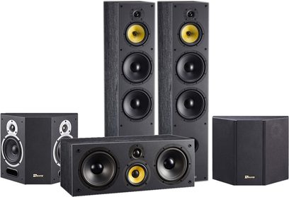 Sæt med sorte Davis Acoustics Dhavani 5.0 gulv- og bogreolhøjttalere set forfra, gule og sorte højttalere