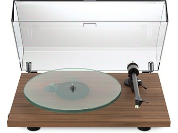 Pro-Ject T2 pähklipuust hi-fi vinüülplaadimängija, eestvaade läbipaistva üles tõstetud kaane, klaasist plaadialuse ja musta toonarmiga