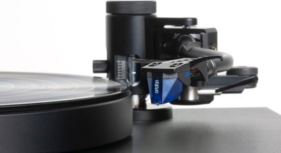 Toca-discos hi-fi Music Hall Stealth preta, vista frontal aproximada do braço de leitura com cápsula Ortofon 2M azul