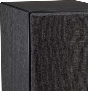 Davis Acoustics Krypton 3 riiulikõlar, osaline nurkvaade, tekstuurse külgpaneeli ja tumeda kangaga kaetud esipaneel