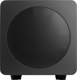 Kanto SUB8 mattsvart subwoofer, sedd framifrån, fyrkantigt hölje med rundade hörn, stor perforerad cirkulär metallgrill och korta fötter