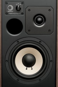 Diffusore da scaffale Elipson Heritage XLS 7 rovere chiaro, vista frontale, tweeter nero, woofer beige, condotto circolare, pannello di regolazione
