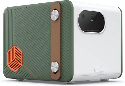 Benq GS50 videoprojektor i grøn og brun, kompakt og afrundet design, to synlige højttalere på forsiden, decentraliseret linse