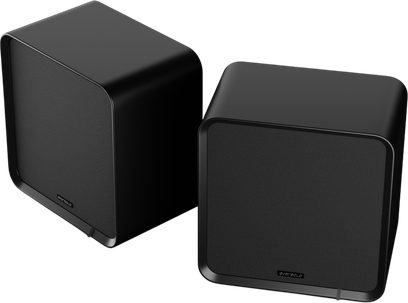 Zwart paar EverSolo SE100 boekenplankspeakers met afgeronde hoeken en frontrooster in driekwartaanzicht