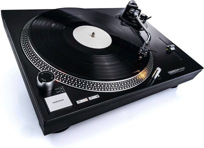 Reloop RP 1000 MK2 siyah plak çalar, üstten kuş bakışı görüntü, plak ile birlikte döner tabla, okuma kolu, kontroller