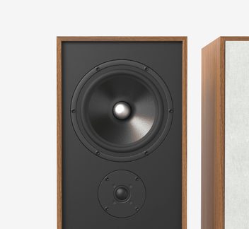 Træhøjttaler, sort front med synlige skruer på woofer og tweeter, set forfra, højre side med lys stofgrill