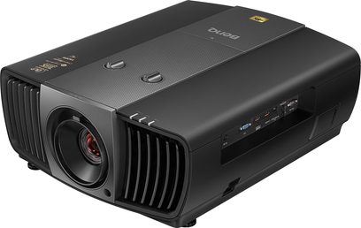 Benq W11000 sort videoprojektor, set forfra og i trekvartprofil, med linse, ventilationsgitre og kontrolknapper
