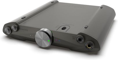 DAC amplificador de auriculares portátil iFi Audio iDSD Valkyrie negro, chasis metálico gris con gran rueda plateada y doble salida jack