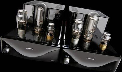 To Puresound M845 stereoforstærkere i sort, med synlige vakuumrør, set fra oven i vinkel