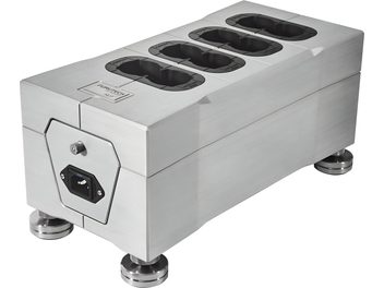 Multiprípojka Furutech NCF Power Vault v hliníkovom štetcom striebornom prehliadke z trojštvrtinového uhla, obdĺžnikový kryt na štyroch kruhových kovových nožičkách, vybavený šiestimi čiernymi schuko zásuvkami zapustenými na vrchnej strane a predným šesťuholníkovým panelom s vstupom IEC a motýľovou skrutkou.