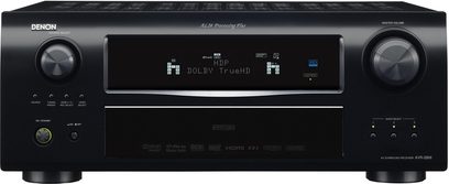 Denon AVR-2809 sort home cinema-forstærker, set forfra, blåt display, sølvfarvede knapper og drejeknapper, stik på forsiden
