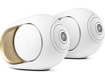 Drie witte en gouden Devialet Phantom I 108 DB draadloze luidsprekers met een elegant ovaal ontwerp