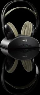 Åben AKG K 912 hovedtelefon i sort, med ovale beige ørepuder, polstret hovedbøjle, set forfra på sort baggrund