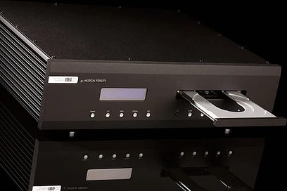 Musical Fidelity M6CD sort CD-afspiller, frontvisning, børstet aluminiumsfacade, blå LCD-skærm, CD-bakke, kontrolknapper