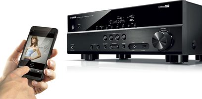 Yamaha RX-V381 Schwarz Heimkino-Verstärker, Frontansicht, mit Hand, die ein Smartphone mit der Steuerungs-App hält