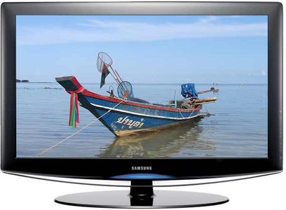 Samsung LE-19R86BD-fladskærm, der viser en farverig fiskerbåd på vandet, set fra siden, tæt på