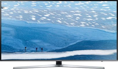 Plochý televizor Samsung UE40KU6470 zobrazující letecký pohled na zasněženou krajinu se třemi lyžaři na sjezdovce