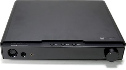 Højkvalitets hovedtelefonforforstærker Serenade WIFI, sort rektangulært kabinet, frontpanel med 3 stik, 3 knapper og 1 cirkulær drejeknap