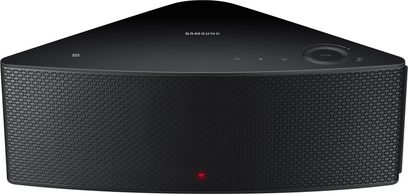 Trådløs, tilsluttet Samsung WAM550 højttaler i sort, set forfra, afrundet trapezformet design, metalrist, rød LED