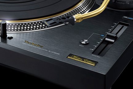 DJ gramofon Technics SL-1210GME limitovaná edice černý se zlatým tonearmem a bočním pitch faderem