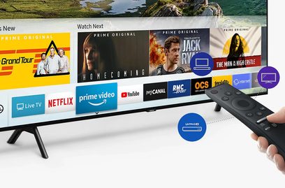 Samsung QE55Q70R-tv, der viser miniaturebilleder af Prime Video-, Netflix- og andre streamingtjenesteprogrammer, med fjernbetjening