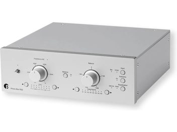 Phono předzesilovač Pro-Ject Phono Box RS2 stříbrný, obdélníkové šasi se dvěma velkými tlačítky v tříčtvrtečním pohledu