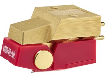 Celulă pentru pick-up Audio Technica AT-VM740xML, vedere din față-dreapta, carcasă superioară din metal texturat auriu cu două găuri filetate, corp inferior din plastic roșu inscripționat VMN40xML cu disc decorativ auriu și două pini cilindrici aurii în partea din spate