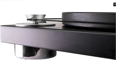 Gramofon Gold Note Valore 425 Lite černý s ramenem B-5. Detailní záběr na rameno a talíř. Pohled z boku