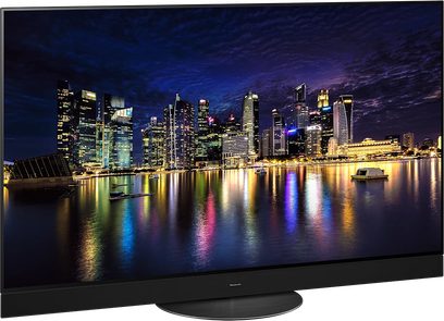 Panasonic TX-55MZ2000E 55" TV viser et natbillede af oplyste skyskrabere ved vandet