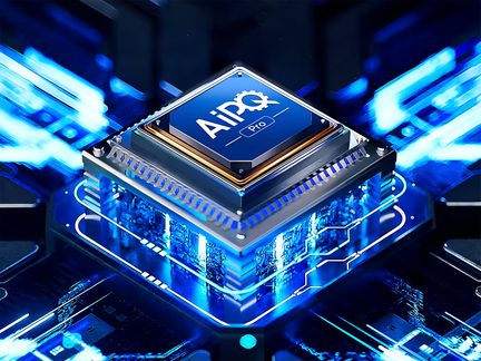 Microprocessador AiPQ Pro azul com caixa metálica prateada, visto em perspectiva superior três quartos, circuitos internos translúcidos e trilhas luminosas azuis ao redor