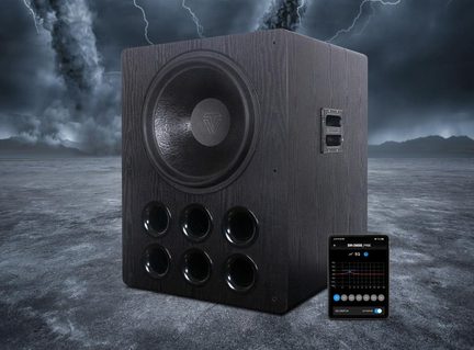 Černý subwoofer se šesti kulatými bassreflexovými otvory a aplikací pro ovládání přes smartphone, na pozadí bouřková krajina