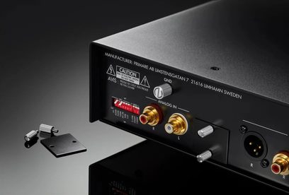 Pré-amplificador estéreo Primare R35 preto, vista frontal aproximada, conectores de áudio analógicos e digitais dourados